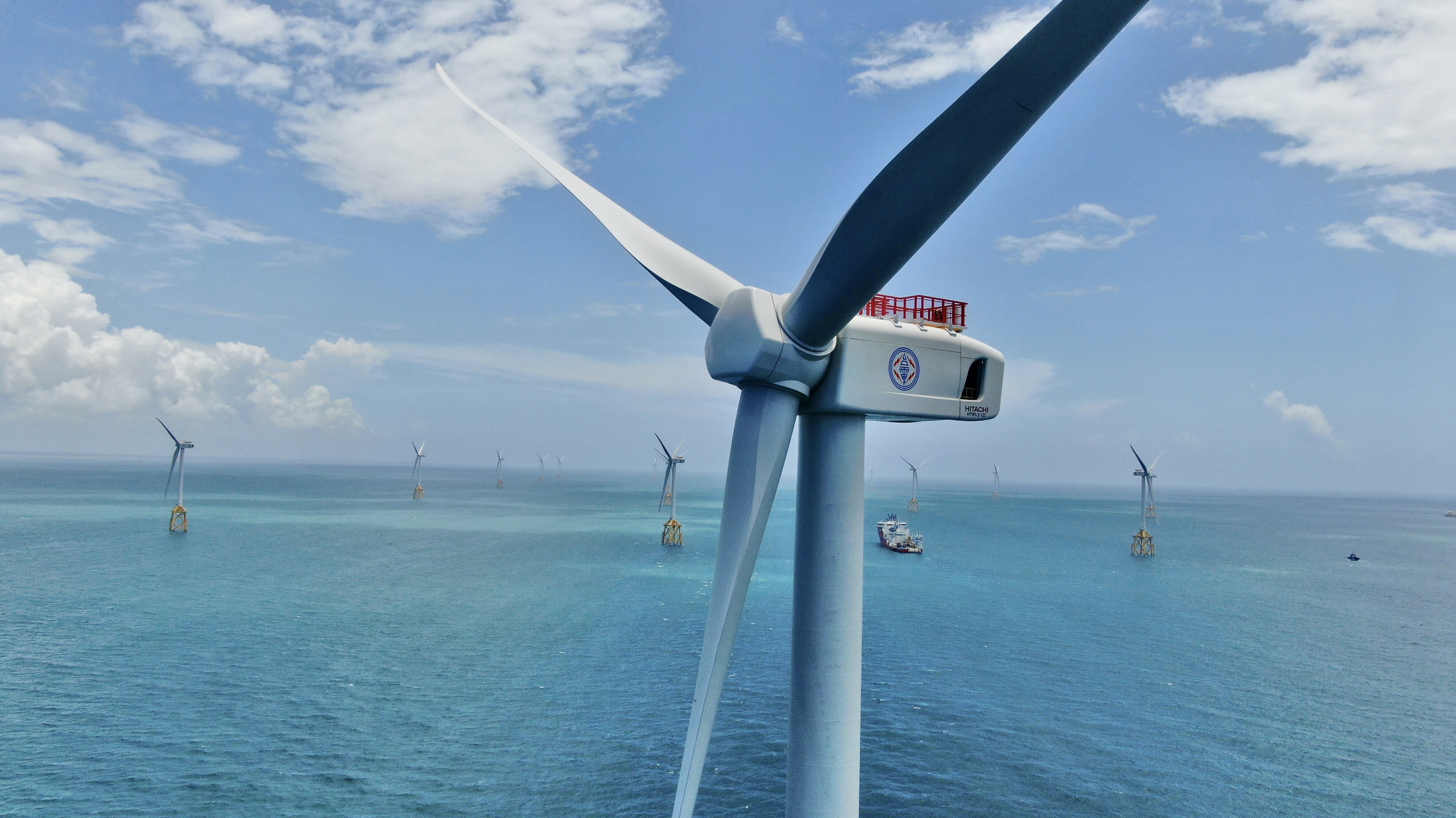 台電離岸一期風場位於彰化縣芳苑外海，110年底正式商轉，21部風機每年可發出超過3億度綠電，提供逾7萬家戶全年用電量。